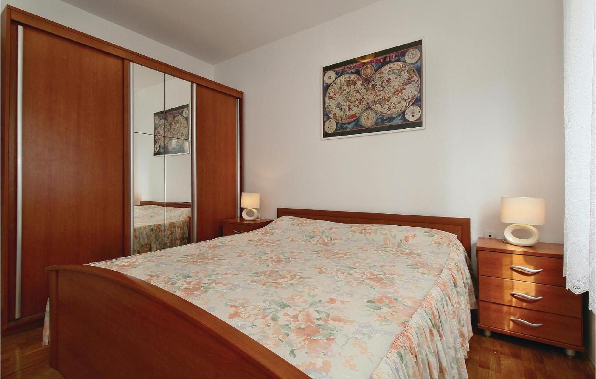 Lovely Apartment In Umag With Kitchen Exterior foto