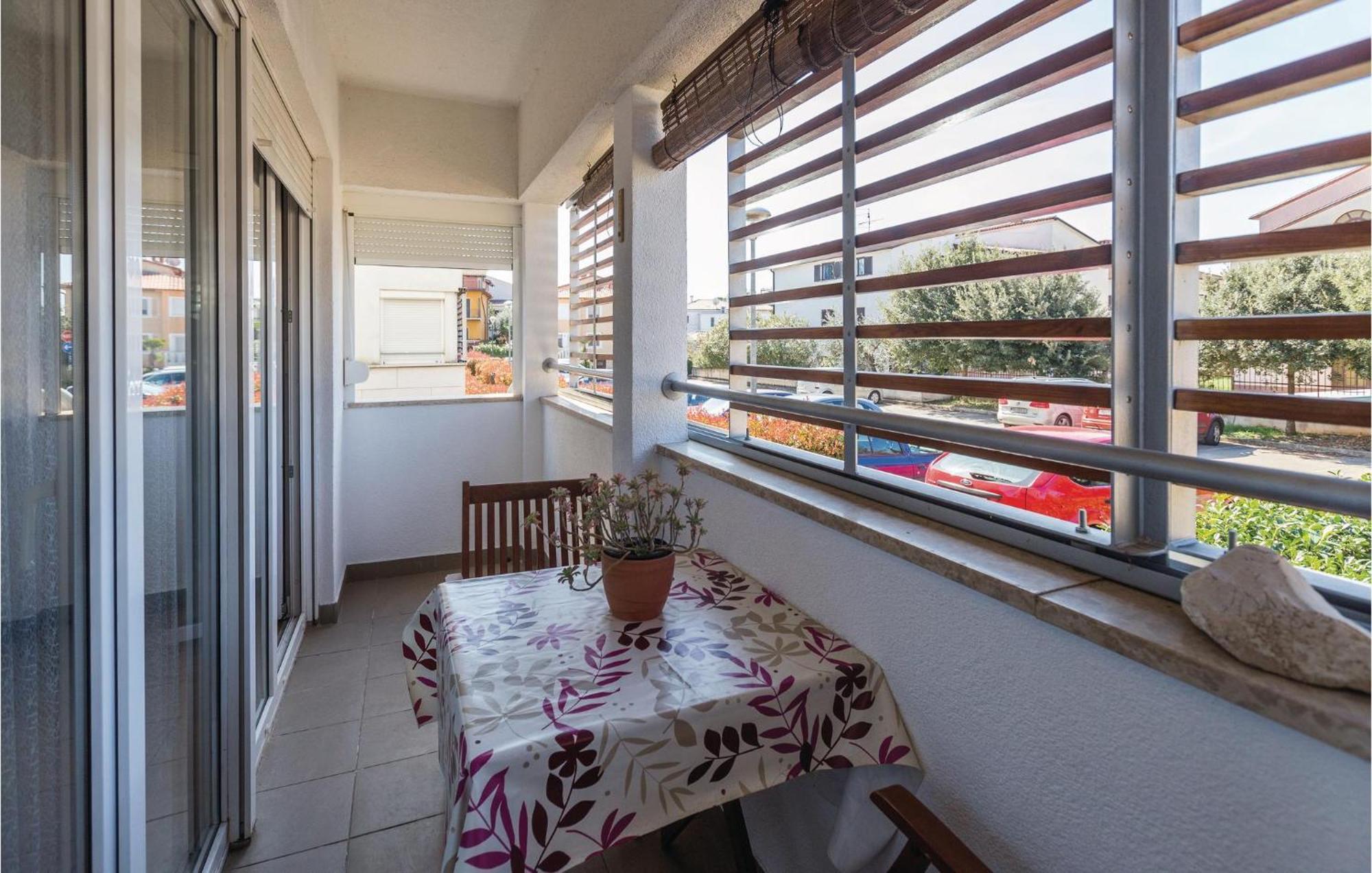 Lovely Apartment In Umag With Kitchen Exterior foto
