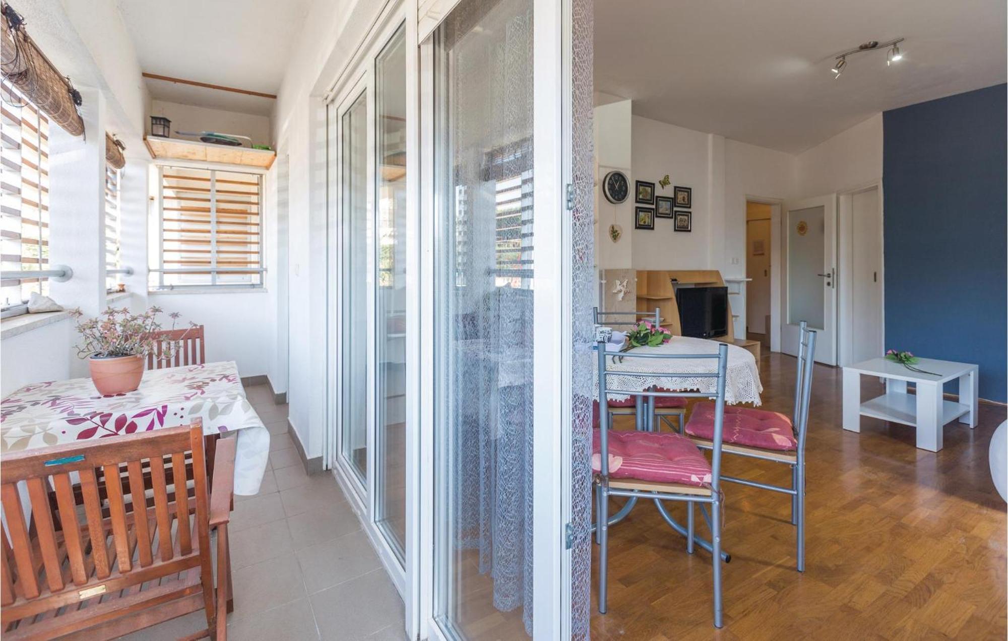 Lovely Apartment In Umag With Kitchen Exterior foto